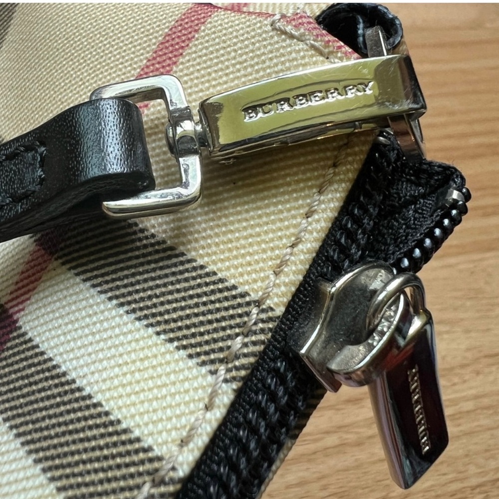 Burberry London Mini Pochette - NOVA CHECK
Vintage Shoulder Bag - Picture 5 of 16